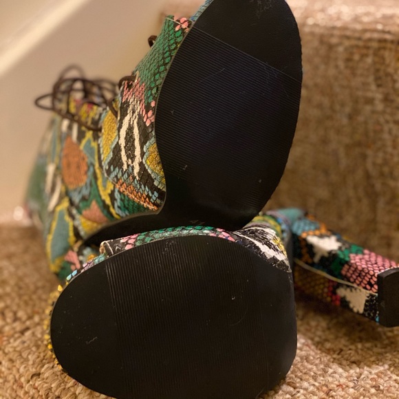 NWOT SUMMA TIME FUN TOE BOOTIE - Picture 2 of 3